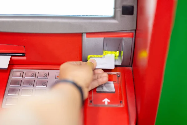 Mano del hombre usando un cajero automático con tarjeta de crédito . — Foto de Stock