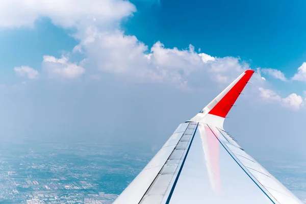 Widok przez okno samolotu z chmurą i niebem. — Zdjęcie stockowe