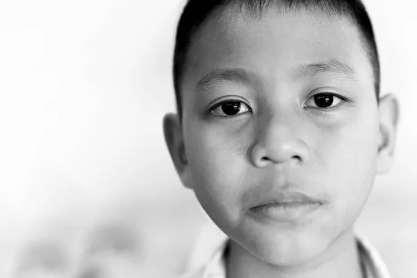 초상화의 아시아의 소년 외치는와 눈물에 그의 얼굴에 검정과 화이트. — 스톡 사진