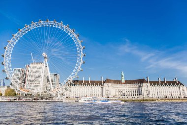 Thame nehir tekne gezisi yaz görünümünde County Hall yakınlarındaki London Eye.