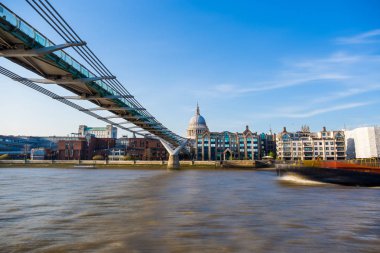Thame Londra Nehri'ndeki milenyum köprüsü ve St Paul Katedrali manzarası.