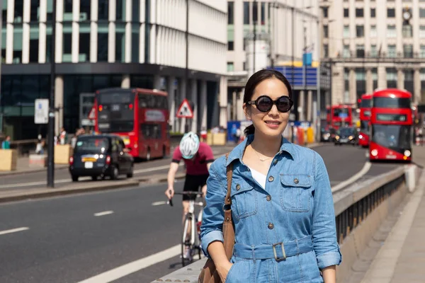 Piękny Asian kobieta z czarny okulary chodzenie na London most. — Zdjęcie stockowe