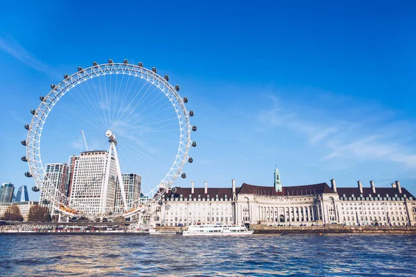 Thame nehir tekne gezisi yaz görünümünde County Hall yakınlarındaki London Eye. — Stok fotoğraf