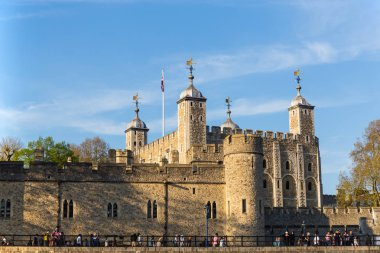 İngiltere Londra - 20 Nisan 2019 : Tower of London ile grup turist ziyareti.
