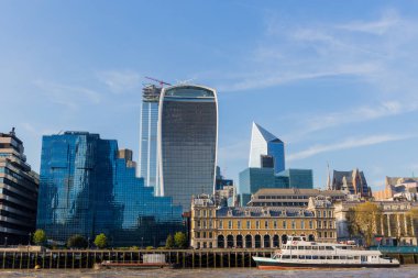 İngiltere - 20 Nisan 2019 : Thames Nehri üzerinde Hollandalı Master bost ile gökyüzü bahçesi.