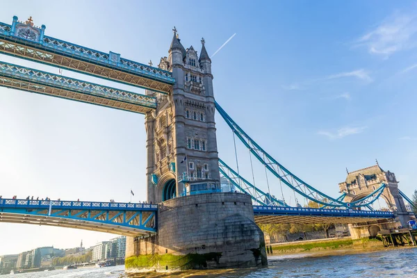 İngiltere Londra - 20 Nisan 2019 : Grup turist ziyareti ile kule köprü. — Stok fotoğraf