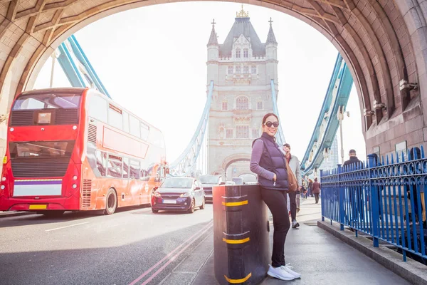 Kobieta turystyczna relaksująca się przy Tower Bridge w Londynie w letni dzień. — Zdjęcie stockowe