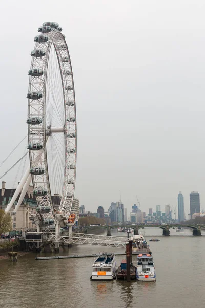 İngiltere Londra - 17 Nisan 2019 Şehir manzaralı london eye ve turist teknesi. — Stok fotoğraf