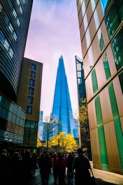 Ön planda turistlerin bulanık hareket ile Şehir binası Londra. — Stok fotoğraf