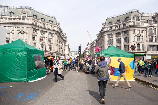 Londra - 18 Nisan 2019 - Protestocular mevcut çevresel acil durumu protesto etmek için Londra'nın merkezindeki yolu kapattılar.
