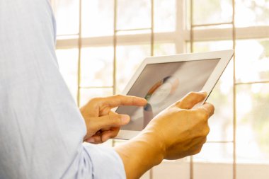 Borsa grafiği ile Tablet üzerinde çalışan iş adamı.