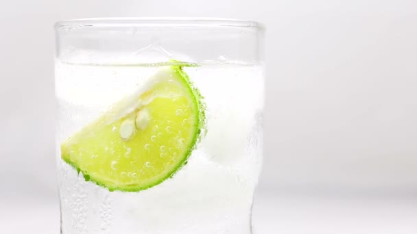 Verfrissende Soda Tonic Koolzuurhoudende Water Met Kalk Segment Een Glas — Stockvideo