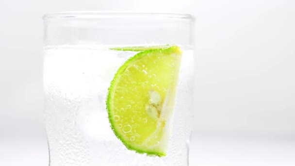 Refreshing Soda Tonic Fizzy Water Lime Slice Glass Detox Concept — Stock Video