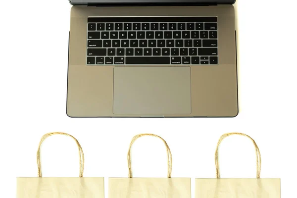Grupo de sacos de compras e laptop Compras on-line isolado . — Fotografia de Stock