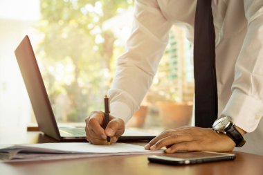 İş adamı bir anlaşma takım lideri hırs kavramı yapma sözleşme imzalayarak.