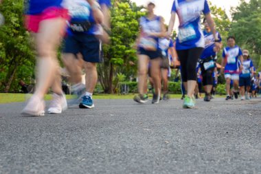 Sabah parkta koşan maraton insanlarının bulanık konsept grubu.