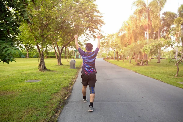 Unidendified hombre ganador celebrando el éxito deportivo levantando las manos . — Foto de Stock