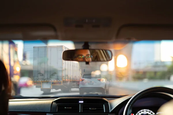 Frau sieht gelangweilt in ihrem Auto aus, während sie im Stau steht. — Stockfoto