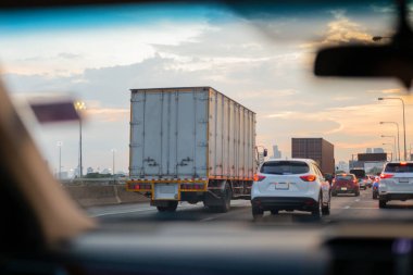 Trafik sıkışıklığı nda araba ve kamyonlar trafiğin yoğun olduğu saatlerde otoyolda.