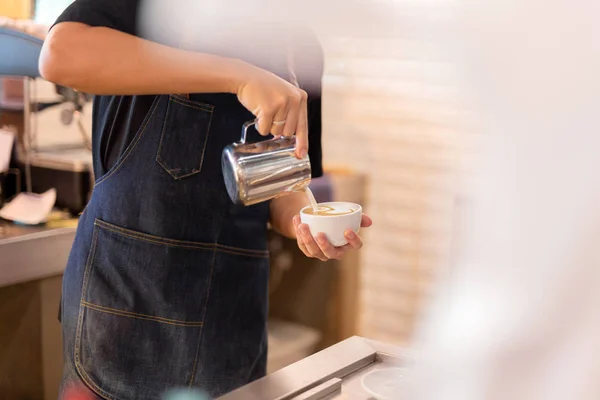 Barista Hand pour mleko Making Latte Art kawy w kawiarni. — Zdjęcie stockowe