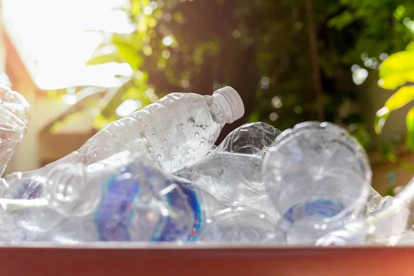 Recycleerbaar afval van glazen plastic flessen in vuilnisbak. — Stockfoto