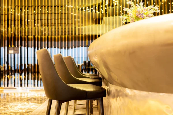Interieur Design Reihe moderner Lederhocker Stuhl in Luxus-Lounge. — Stockfoto