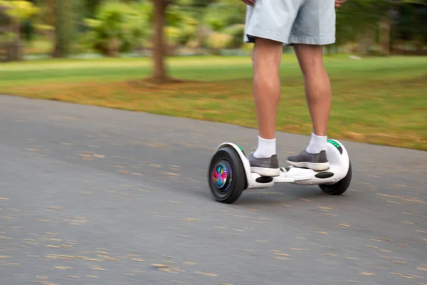 Concept flou Homme âgé jouer équilibres roulants sur la route dans le parc . — Photo