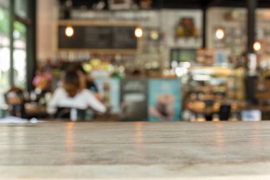 Kahve dükkanında bulanıklık arka plan ile ahşap döşeme.