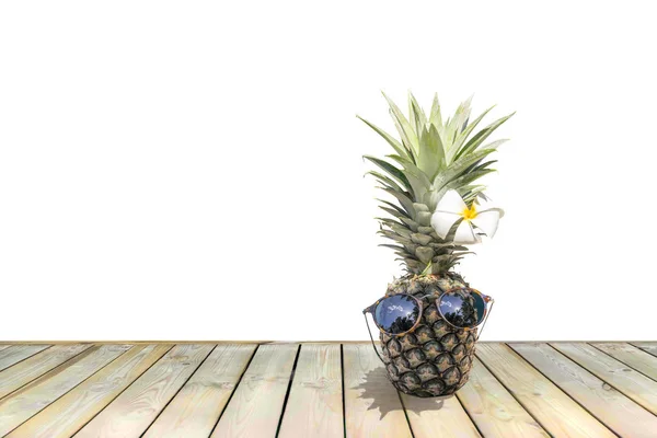 Zabawny ananas z okulary przeciwsłoneczne i kwiat na białym tle. — Zdjęcie stockowe