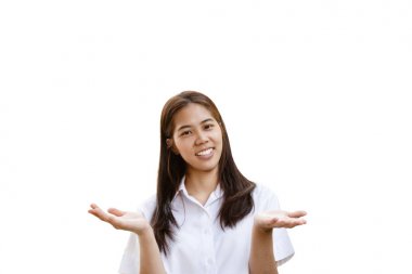 Açık elleri izole üniversite üniforması içinde gülümseyen kadın.