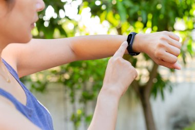 Sağlık konsepti kadın akıllı saat fitness bilezik monitör kontrol.