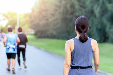 Sabah parkta yürüyen kadın egzersizi..