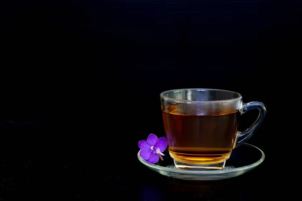 Τσάι σε γυάλινο Κύπελλο με Πύρρα λουλούδι ορχιδέα απομονωθεί σε λευκό φόντο. — Φωτογραφία Αρχείου