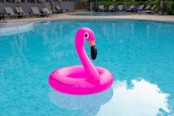 Flamingo rosa inflable en la piscina. Vacaciones de verano . — Foto de Stock