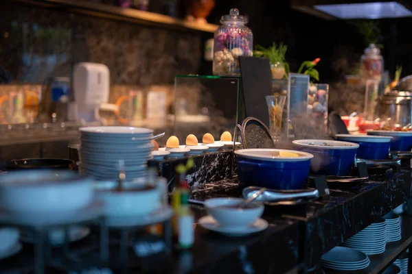 Ausgewählter Schwerpunkt von kochenden Eiern auf dem Teller in Buffetlinie zum Frühstück. — Stockfoto