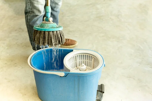 Homem trabalhador com esfregona e piso de limpeza balde no café . — Fotografia de Stock