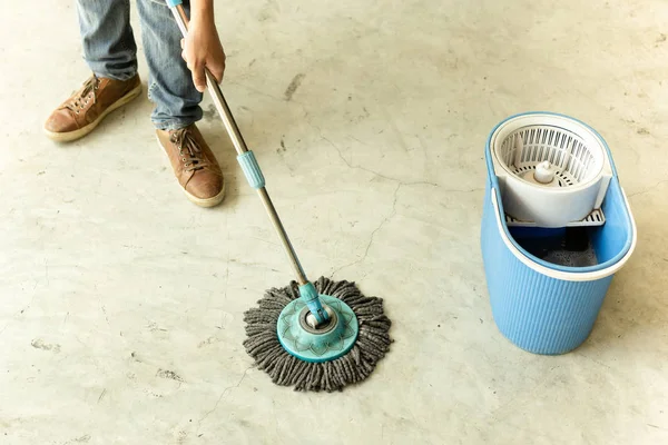 Homem trabalhador com esfregona limpeza chão no café . — Fotografia de Stock
