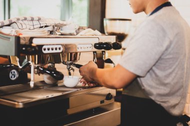 Erkek barista müşteri için kahve hazırlama.