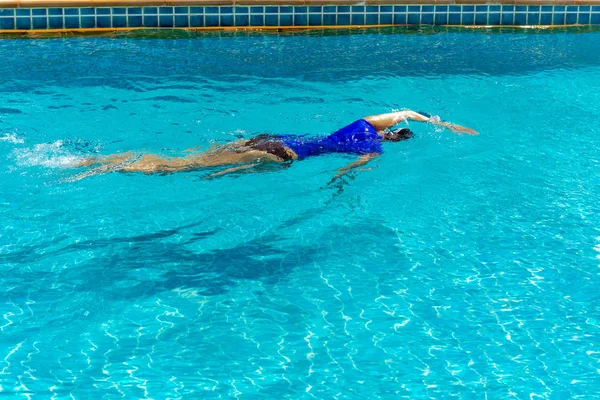 Тренування жіночого плавця в басейні . — стокове фото