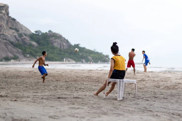 Selezionato focus group di amici che giocano a calcio sulla spiaggia in estate . — Foto Stock