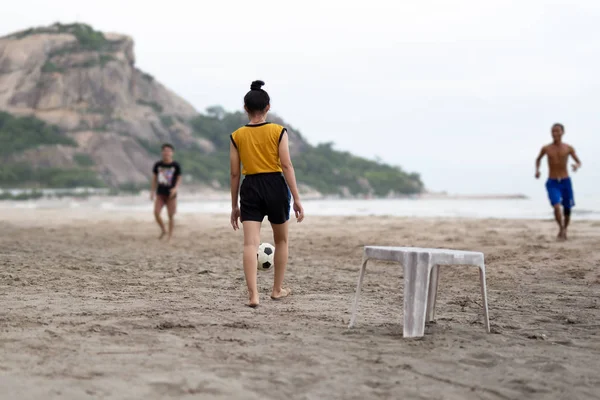 Selezionato focus group di amici che giocano a calcio sulla spiaggia in estate . — Foto Stock