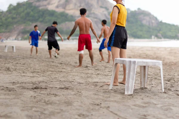 Selezionato focus group di amici che giocano a calcio sulla spiaggia in estate . — Foto Stock