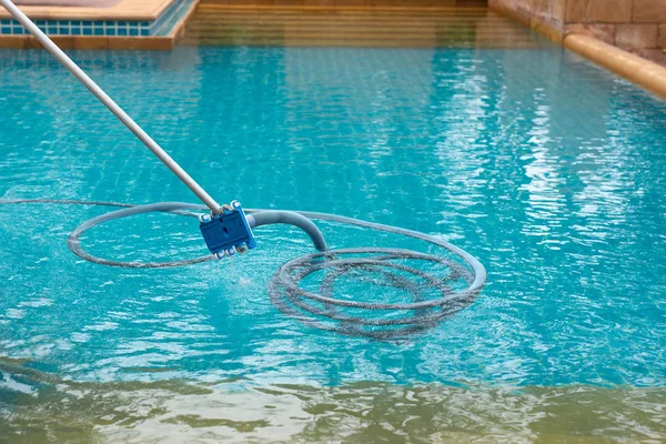 Pool støvsuger fræk i bunden af swimmingpoolen . - Stock-foto