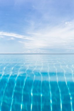 Mavi gökyüzü arka plan doğal manzara ile sonsuz Yüzme Havuzu.