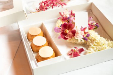 İngilizce çiçek ile hediye kutusu Fransız profiterol.