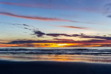 Yaz aylarında okyanus üzerinde güzel günbatımı.