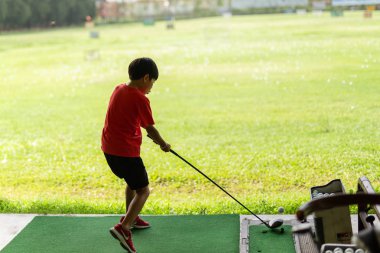 Bangkok Tayland - 27 Jul 2019 Genç asyalı çocuk Srinakarin golf sürüş aralığında onun golf salıncak pratik.