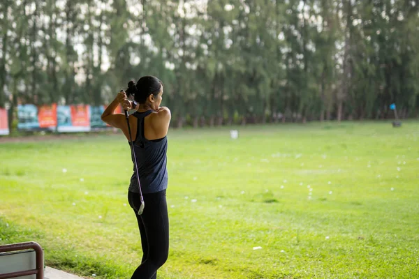 Bangkok Tailandia - 27 Jul 2019 Mujer asiática practicando su swing en el campo de golf de Srinakarin . — Foto de Stock