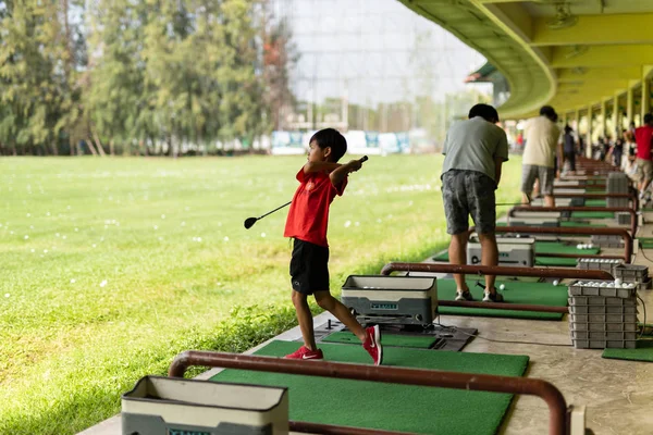 Bangkok Tayland - 27 Jul 2019 Genç asyalı çocuk Srinakarin golf sürüş aralığında onun golf salıncak pratik. — Stok fotoğraf