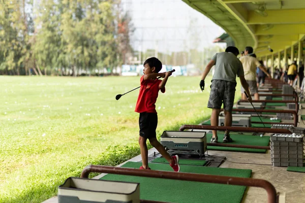 Bangkok Thajsko-27. července 2019 mladý asijský chlapec cvičil golfový švih na Srinakarinském golfovém dostřel. — Stock fotografie